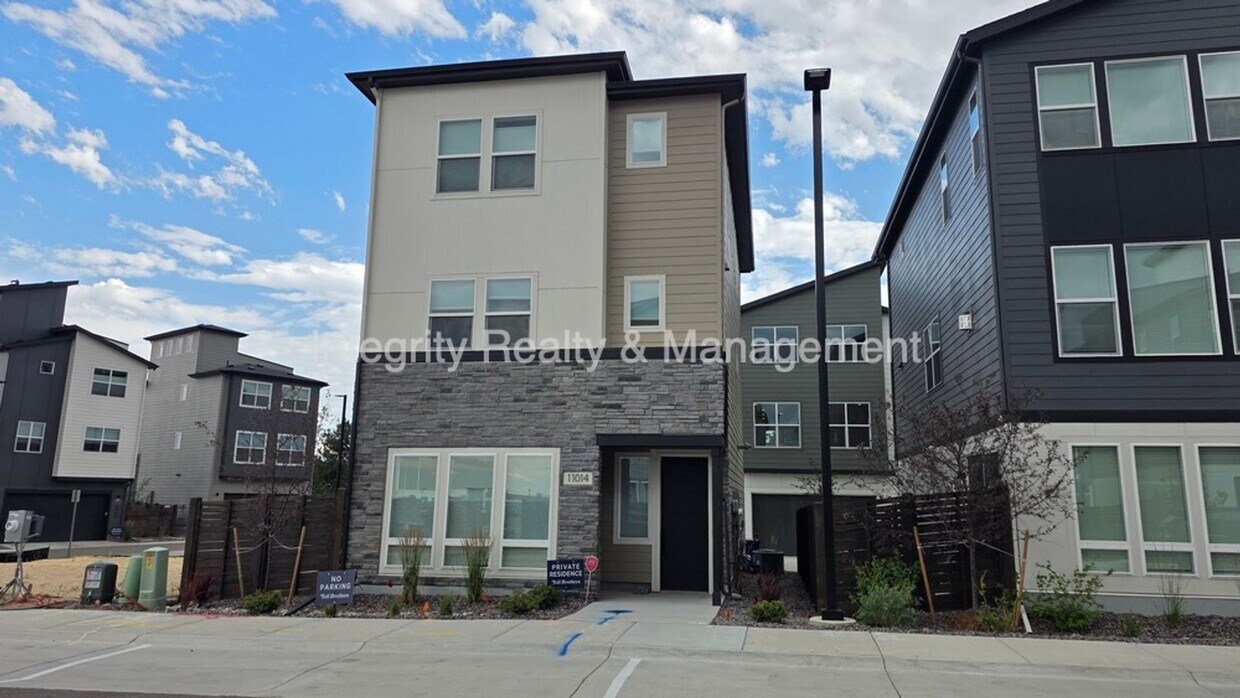 Photo - 3 Bed/3 Bath, 1855 Sqft - 11014 E Hinsdale Cir