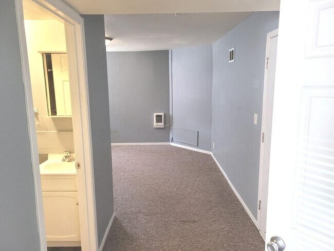 Interior Photo - 1710-14 Bradford