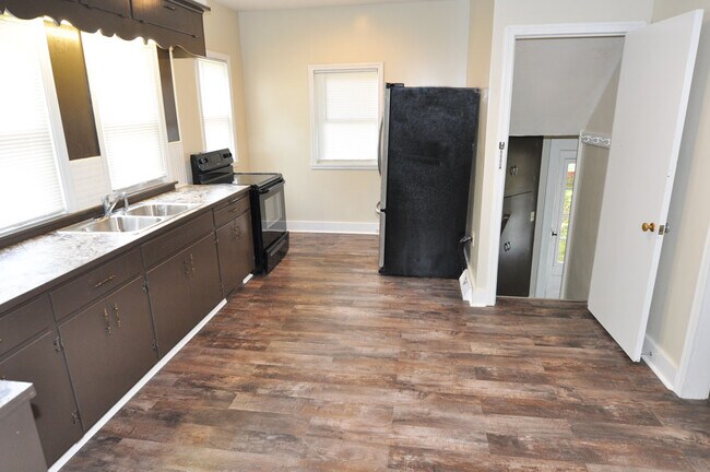 Kitchen - 1602 N Wooster Ave