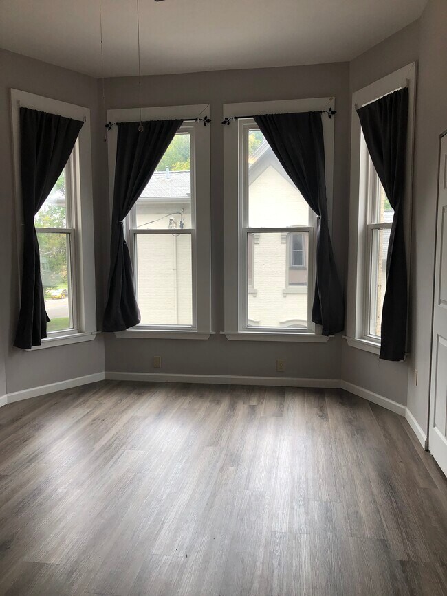 Building Photo - 437 W 6th St