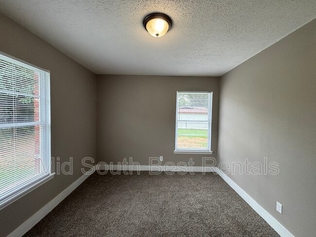 Building Photo - 801 Sharp Dr