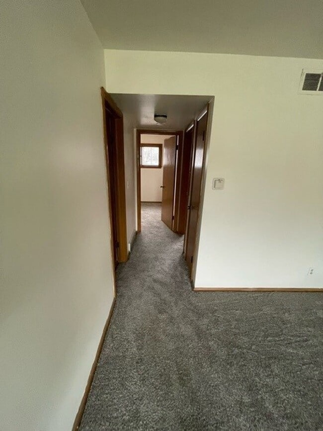 Foto del edificio - Charming & Bright 2-Bedroom Apartment in Milwaukee's Fairview Neighborhood!