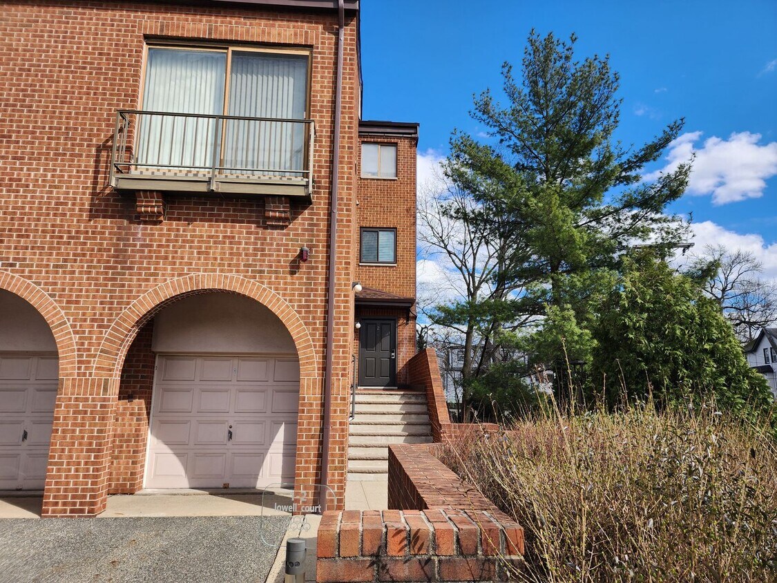 Foto principal - Modern Townhouse - Price Just Reduced!