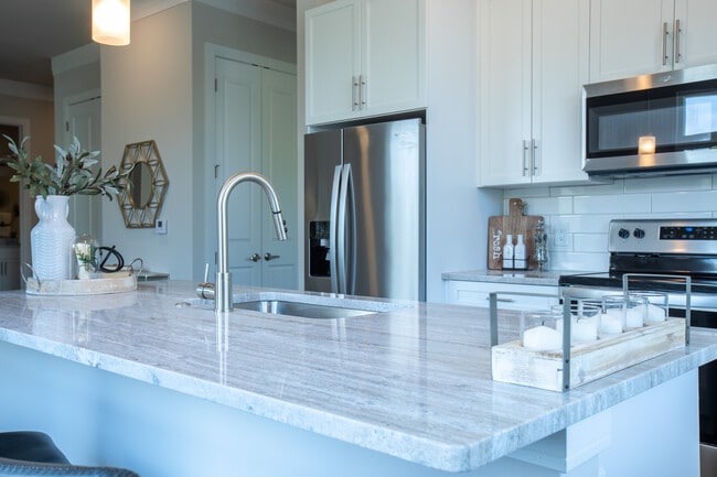 Building Photo - The Elle on Lockwood