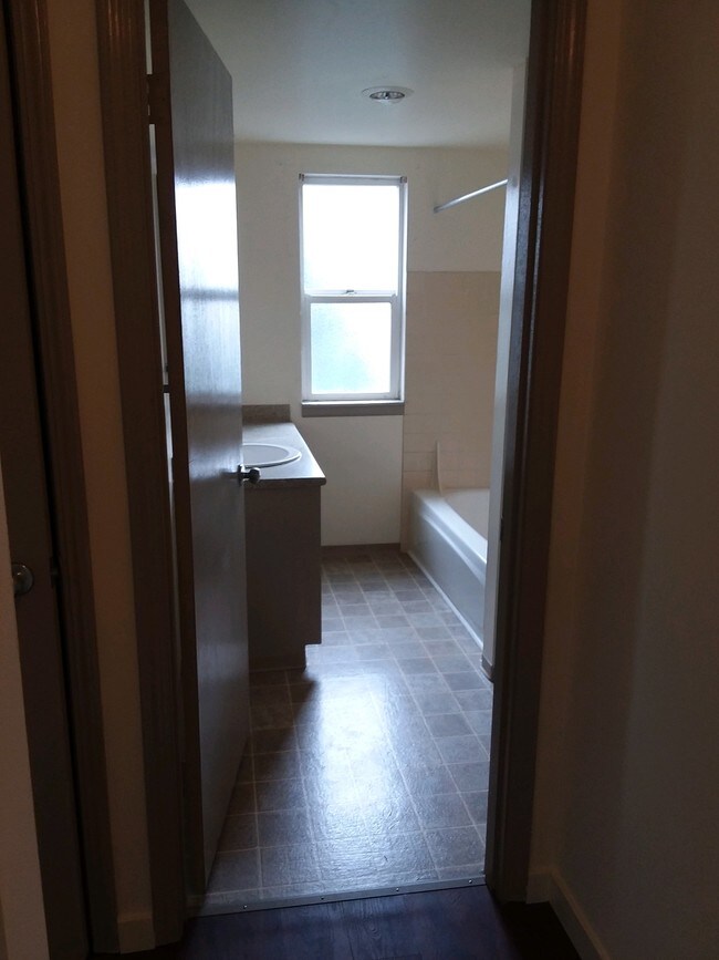 Building Photo - Country Squire Apartments - 2 bedrooms