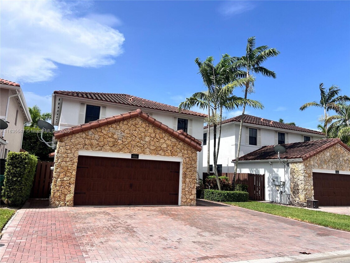 Foto principal - 9866 NW 10th St