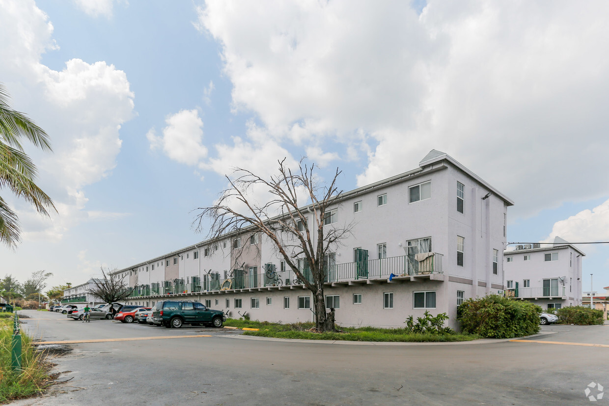 Building Photo - Gardens Apartments