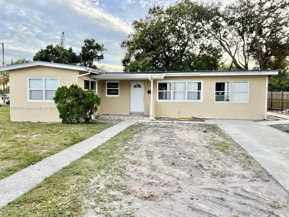 Foto principal - 900 NW 14th Ct