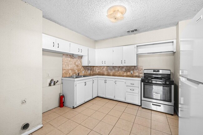 Foto del edificio - *FIRST MONTH'S RENT FREE* Cute 2 Bedroom Duplex, Minutes from TTU & Downtown LBK