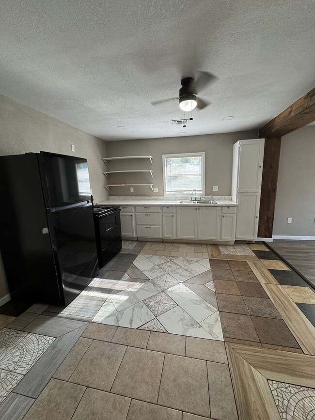 Building Photo - 3 Bedroom / 1 Bath Available Now in Jonesboro