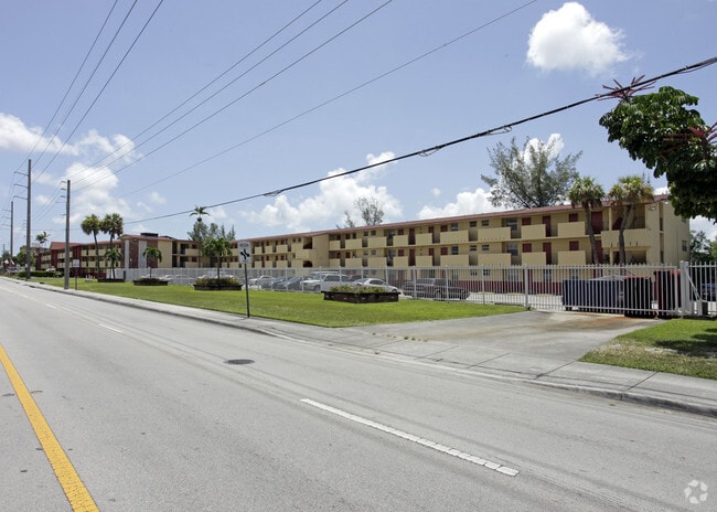 Building Photo - z-071026-Lakeshore Presidential Apartments