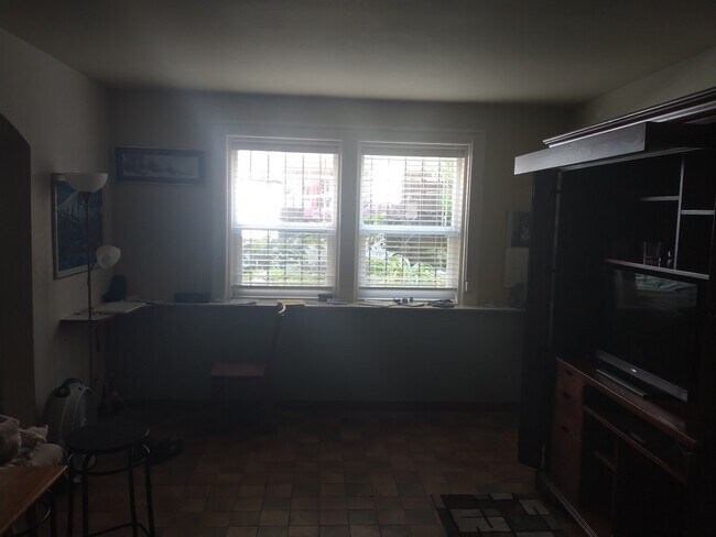 daylight vinyl windows, beautiful garden - 4725 15th Ave NE