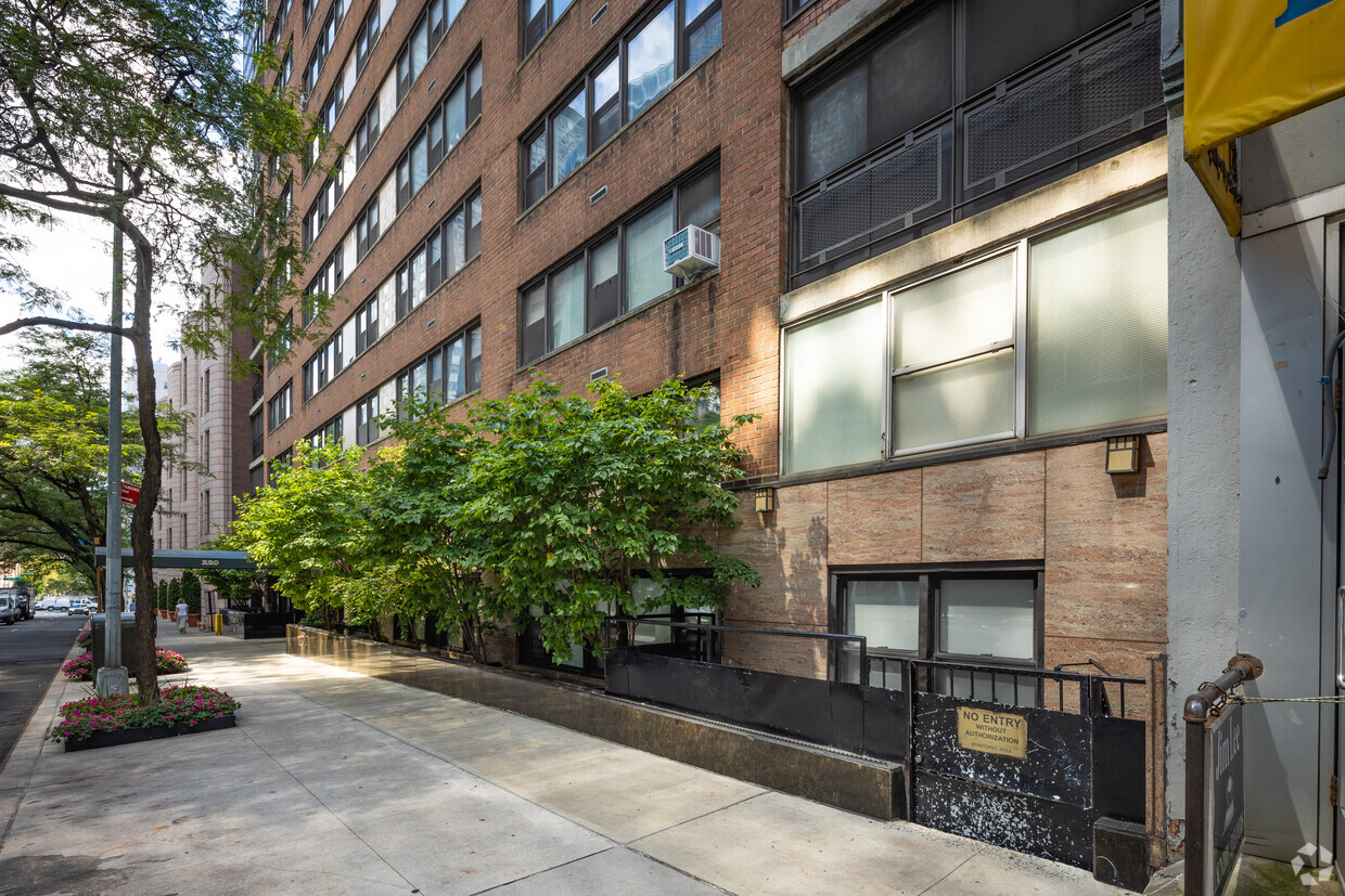 Primary Photo - 220 E 67th St