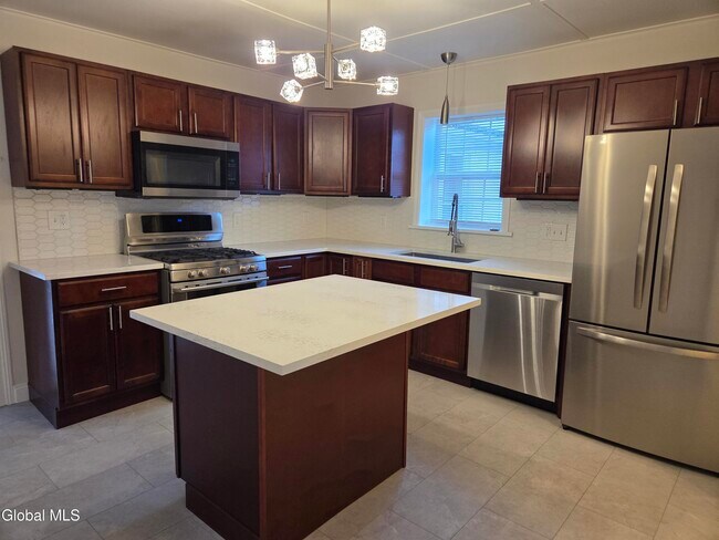 Foto del edificio - 669 Pawling Ave