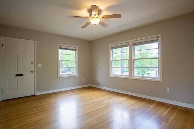 Foto del edificio - Charming NW 1-Bed Ready Late May!