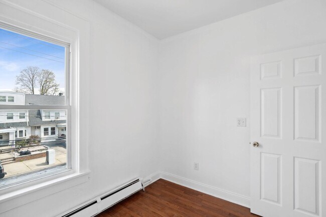 Building Photo - 32 E 46th St