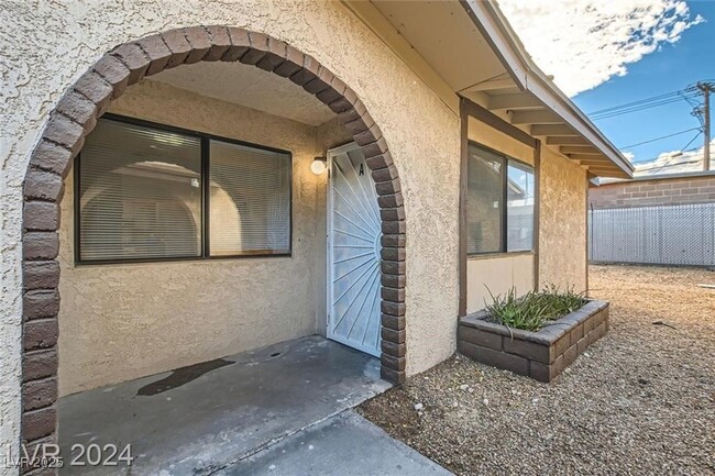 Building Photo - 5913 Smoke Ranch Rd