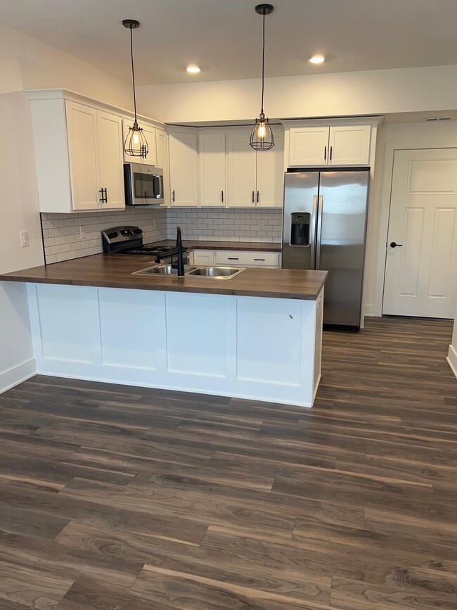 Breakfast Bar - The Vue at Rivertown Park Townhomes