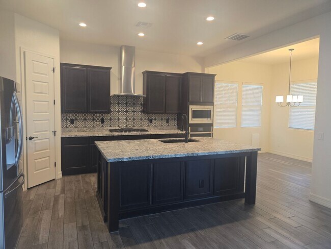 Foto del edificio - Five-bedroom CASITA home with a three-car ...