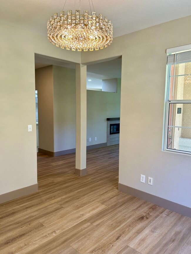 Building Photo - Remodeled and Comfortable Townhome