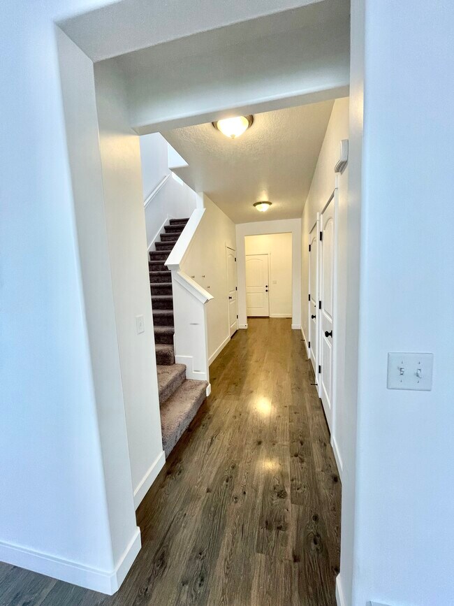 Foto del edificio - 561 S Ravenwood Ln