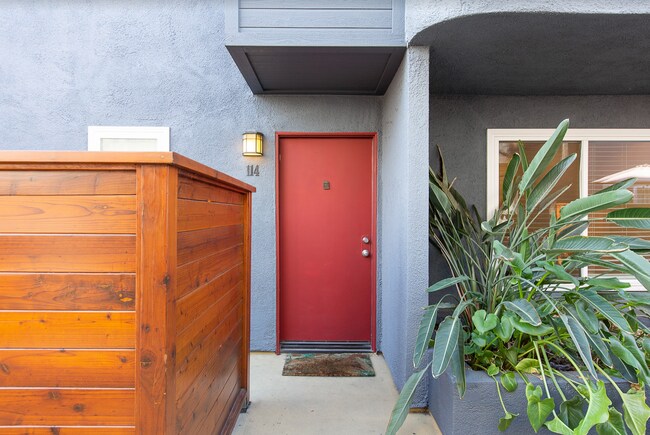Entry - 5706 Fair Ave