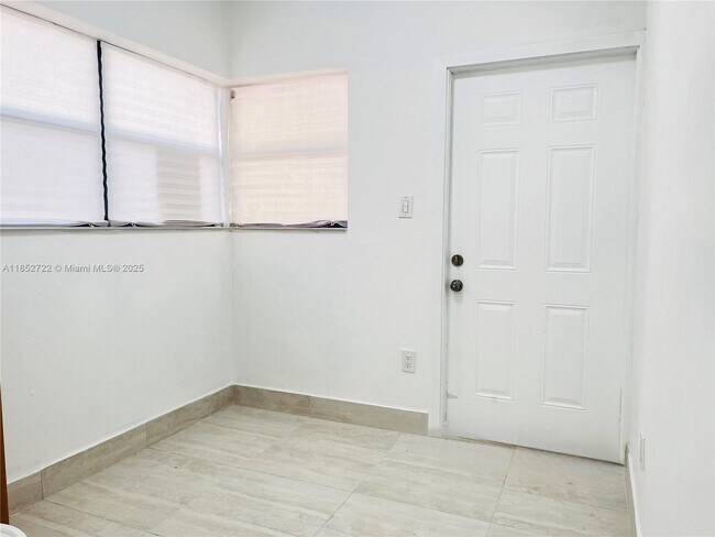 Foto del edificio - 13390 NE 6th Ave