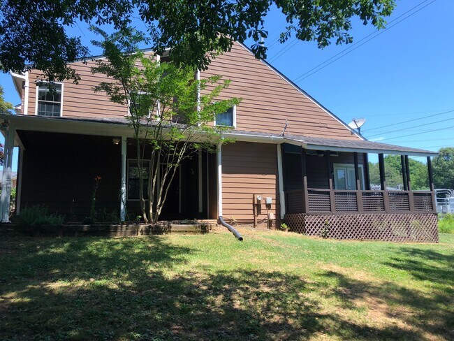 Building Photo - Updated 2bd/2ba Townhome Walking Distance ...