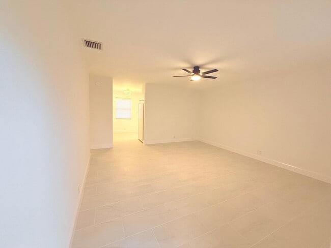 Foto del edificio - 626 Prosperity Farms Rd