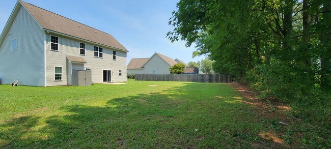 Building Photo - 4 bedroom 2.5 bathroom Home in Maidstone Park