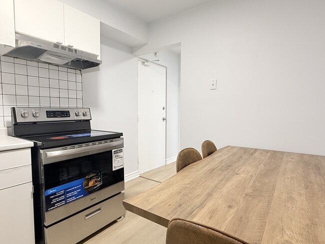 Building Photo - 1989 Wyandotte St W