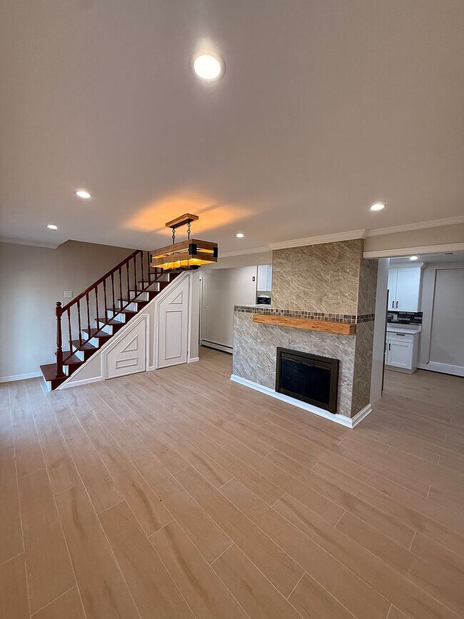 Building Photo - 98 Bunker Ln