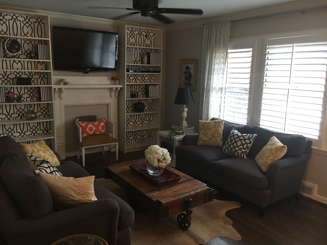 living area - 2612 Winding Lane Northeast