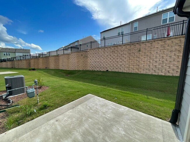 Foto del edificio - Like new 3 Bedroom townhouse with 2 car garage