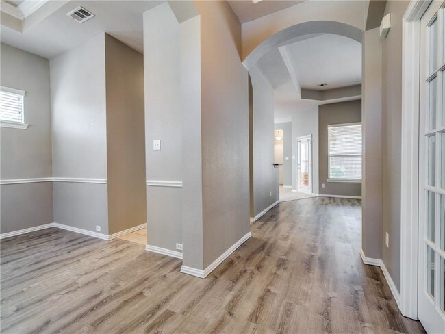 Building Photo - 1600 Country Bend