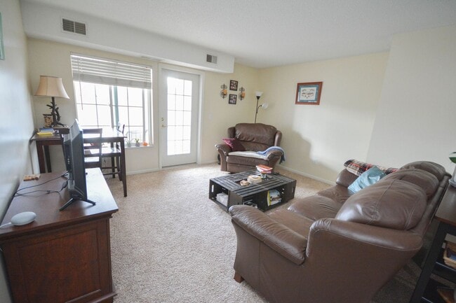 Building Photo - Nicely updated Willows condo w/garage!