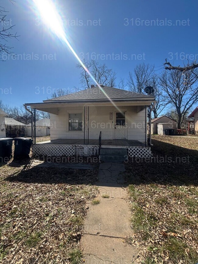 Building Photo - Three bedroom one bath freshly painted house available NOW!