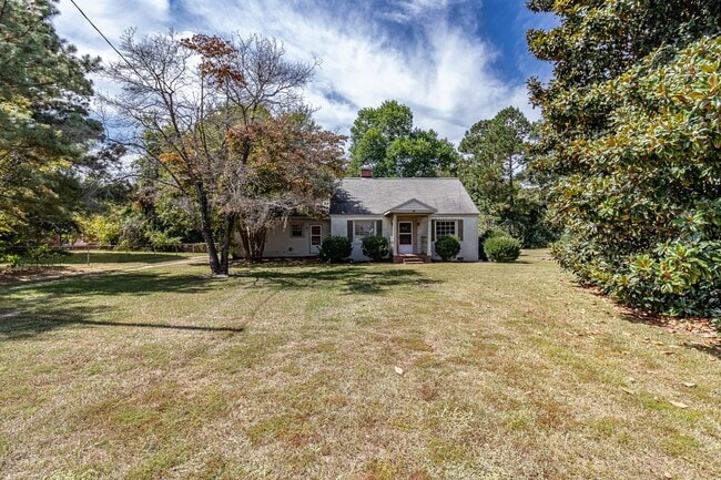 Building Photo - CHARMING 2 Bedroom/1 Bathroom w/ Bonus Roo...