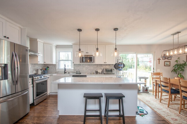 Building Photo - 425 Judd St