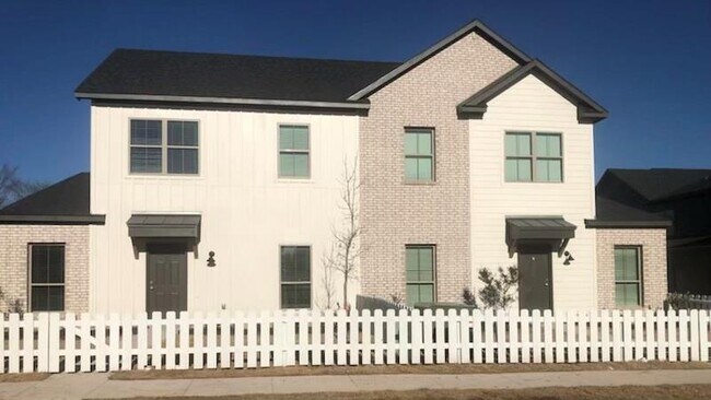 Building Photo - 1400 Tulip Dr