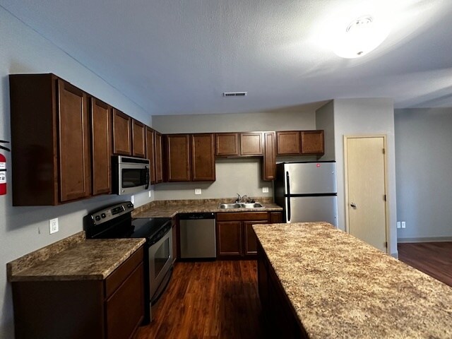 Foto principal - 451 E Burlington St