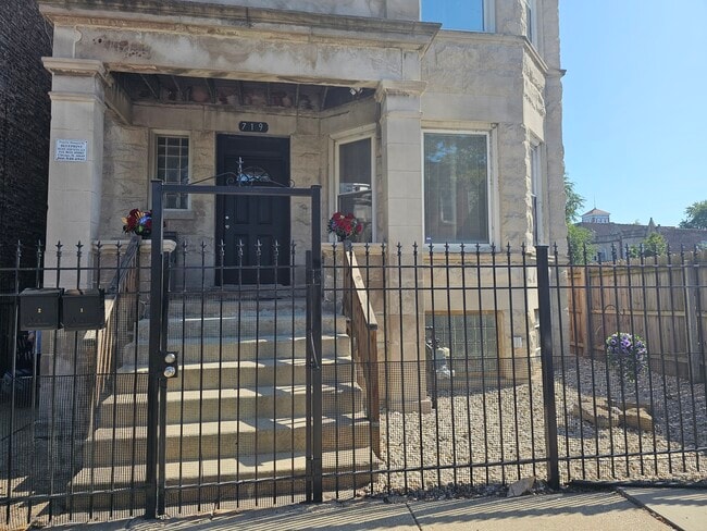 Building Photo - 719 S Central Park Ave