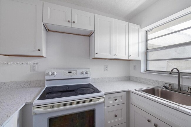 Building Photo - 405 W 11th St