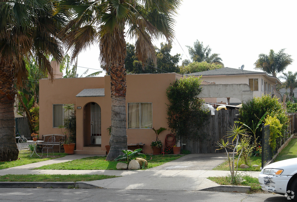 Building Photo - 209-215 S Santa Cruz St