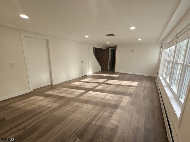 Foto del edificio - 44 Forestdale Rd