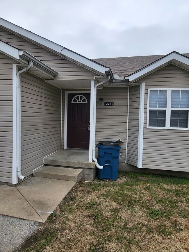 Building Photo - 3 Bedroom 2 Bath Duplex.  1 Car garage.  Maintenance Free We Mow!