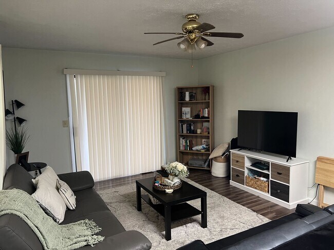 Building Photo - 5134 E Bluffview Dr