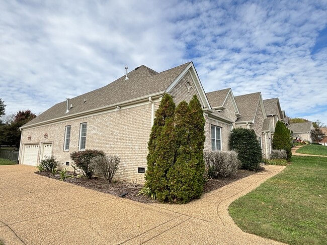 Building Photo - Somerset Downs home off Long Hollow Pike w...