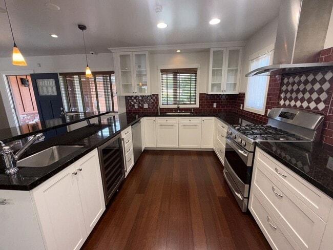 Foto del edificio - Burbank Hillside 3brm, 3bath Residence.