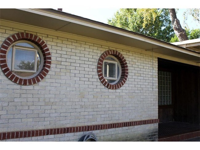 Building Photo - 504 Mayrant Dr